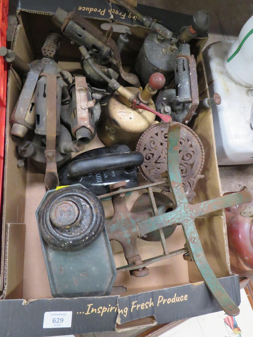 A SELECTION OF WEIGHING SCALES AND COPPER & BRASS ITEMS TO INCLUDE A PARAFFIN BLOW TORCHES ETC - Image 3 of 5