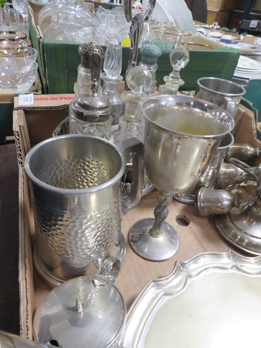 A TRAY OF ASSORTED METAL WARE TO INCLUDE A SILVER PLATED GLASS BOTTLE CRUET WITH ASSORTED CONTENTS - Image 2 of 4