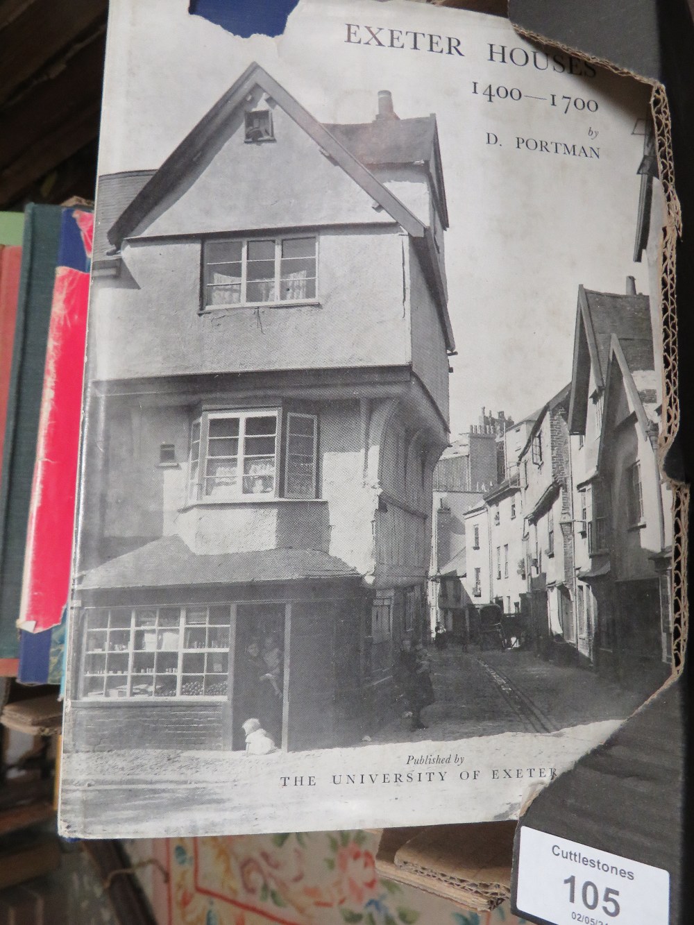 A SMALL COLLECTION OF VINTAGE BOOKS COMPRISING THE HISTORY OF THE FIRST WORLD WAR AND A SELECTION OF - Image 4 of 4