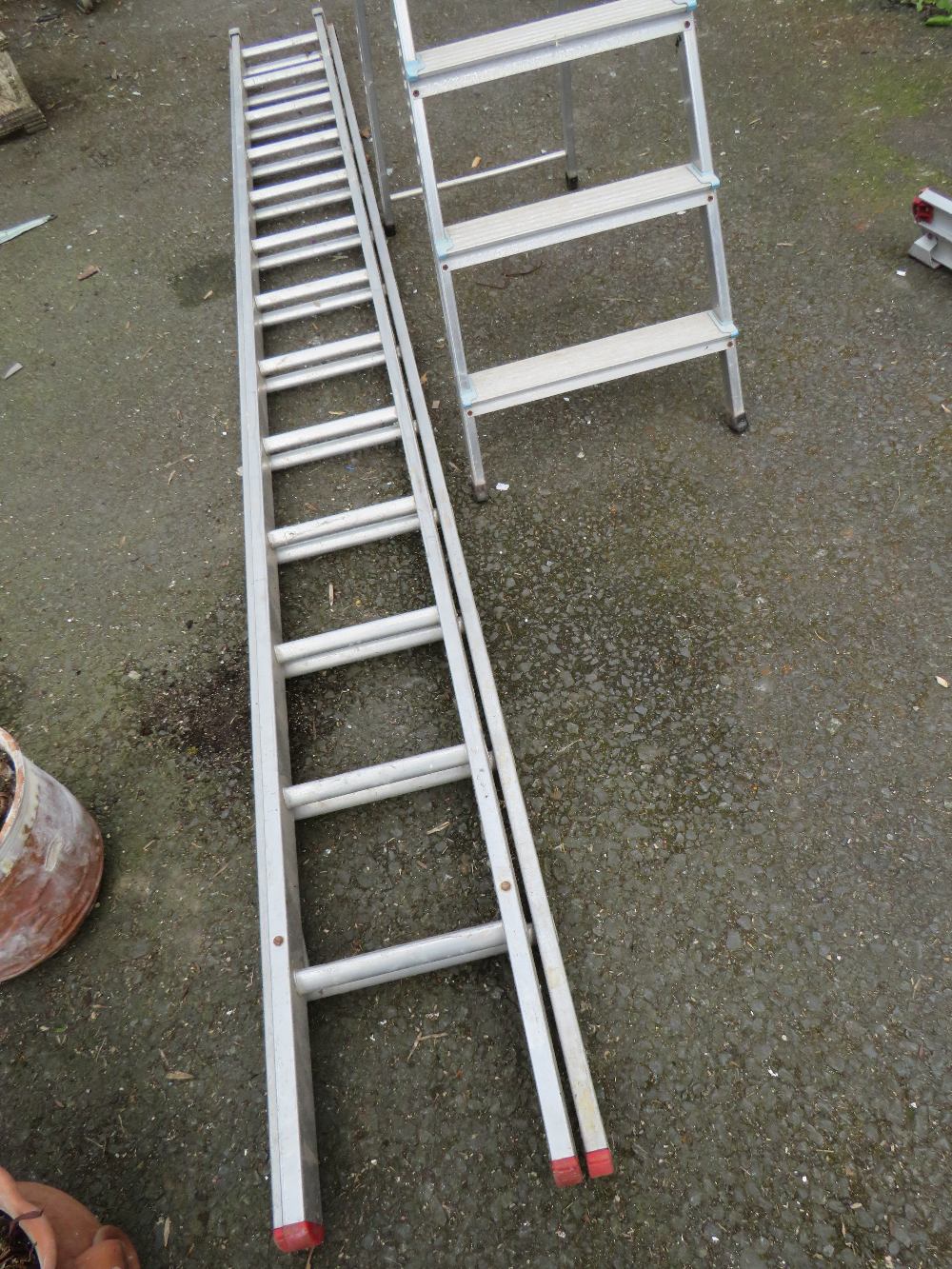 TWO ALUMINIUM LADDERS COMPRISING A PAIR OF EXTENDING LADDERS AND A PAIR OF STEP LADDERS - Image 2 of 4