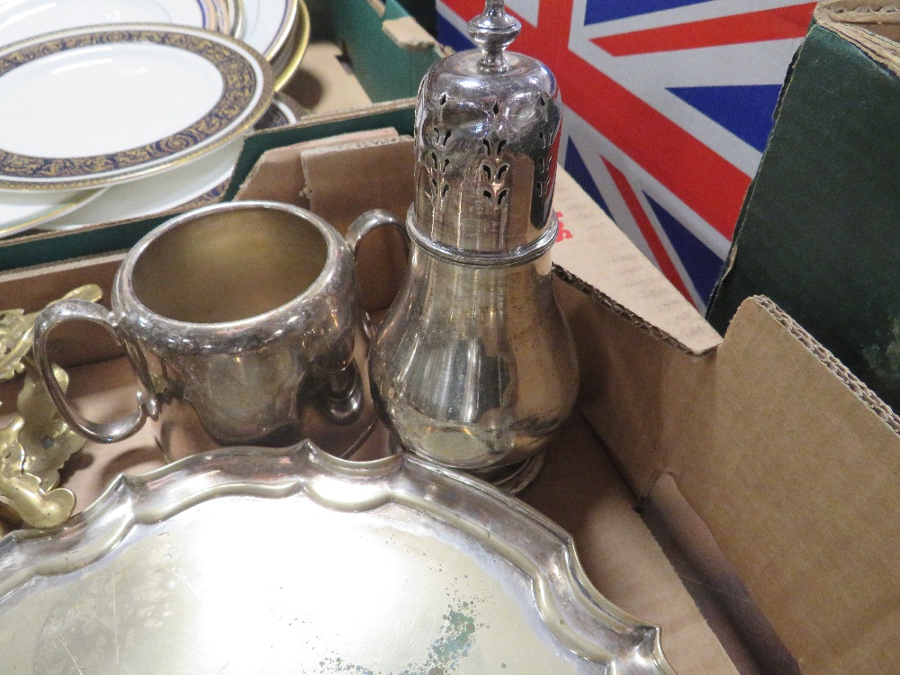 A TRAY OF ASSORTED METAL WARE TO INCLUDE A SILVER PLATED GLASS BOTTLE CRUET WITH ASSORTED CONTENTS - Image 3 of 4