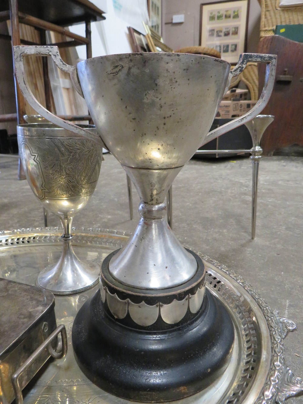 A QUANTITY OF ASSORTED SILVER PLATE AND METALWARE TO INCLUDE TWO TROPHIES, A SARDINE DISH, A LARGE - Image 2 of 7