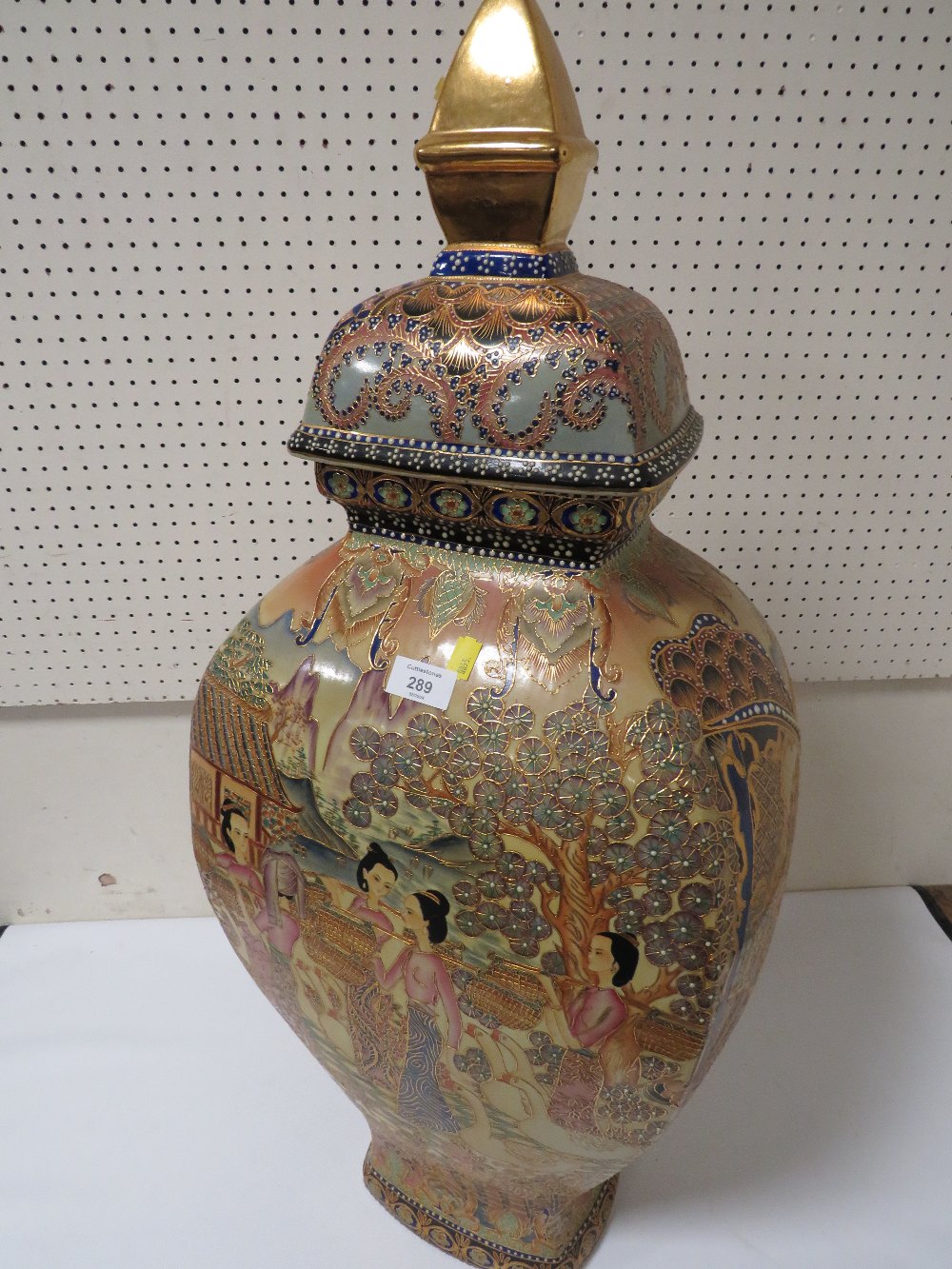 A LARGE DECORATIVE ORIENTAL VASE TOGETHER WITH A PAIR OF BINOCULARS - Image 4 of 8
