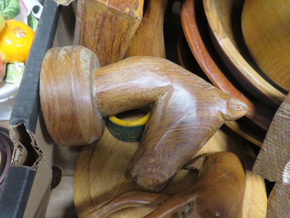 A TRAY OF TREEN TOGETHER WITH A TRAY OF SUNDRIES - Image 5 of 6