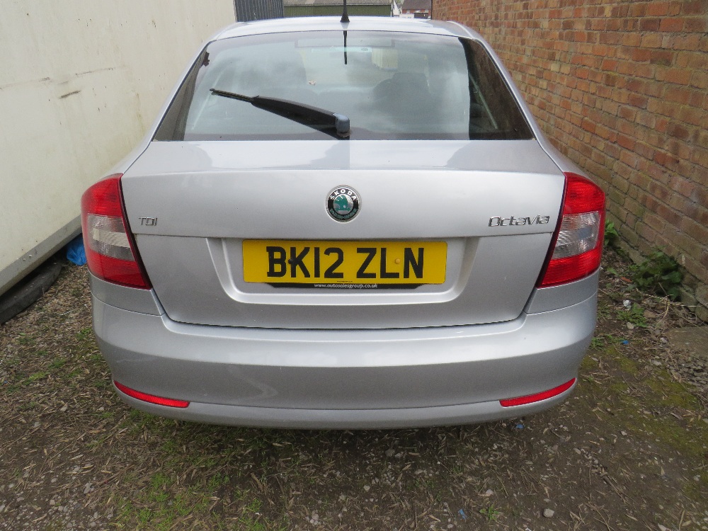 A 2012 SILVER 1.6L DIESEL SKODA OCTAVIA 'BK12 ZLN', LOG BOOK, ONE KEY, CURRENTLY SORN, MILEAGE AS - Image 5 of 10