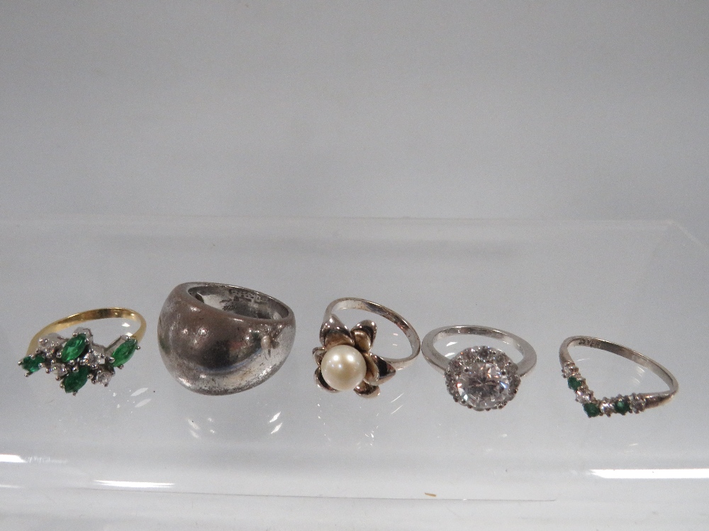 A BAG OF VINTAGE JEWELLERY TO INCLUDE SILVER AND OTHER RINGS ETC - Image 2 of 4