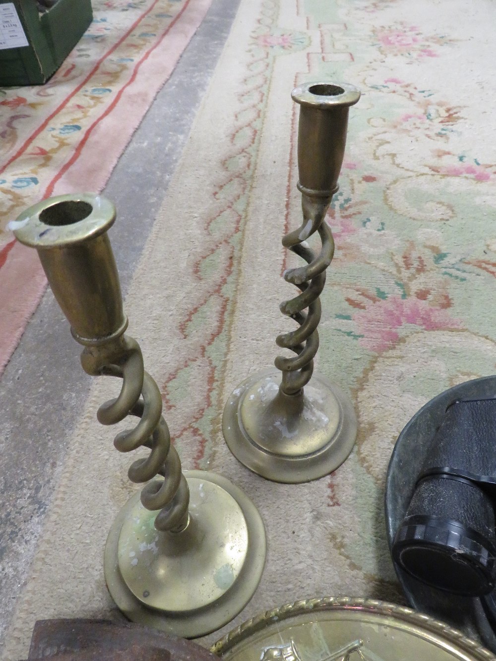 A TRAY OF ASSORTED METAL WARE TO INCLUDE SET OF 4 WEIGHTS, BRASS CANDLESTICKS ETC - Image 4 of 4