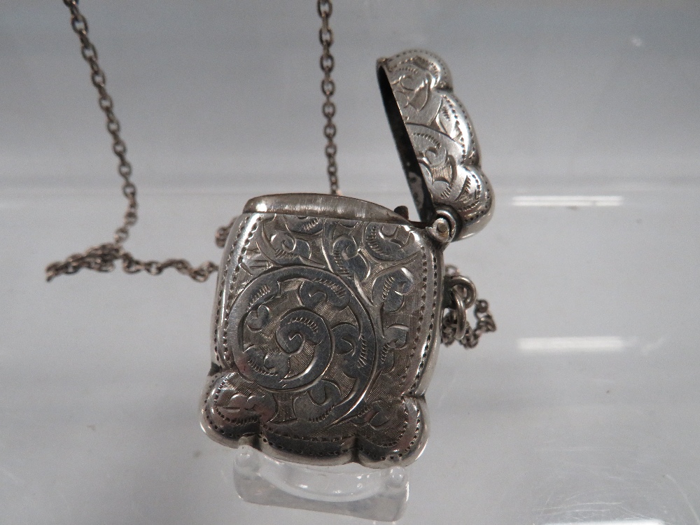AN ANTIQUE SILVER VESTA CASE ON SILVER CHAIN - Image 5 of 5