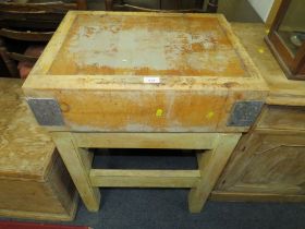 A VINTAGE SMALL BUTCHERS BLOCK ON STAND H-84 W-61 D-47 CM