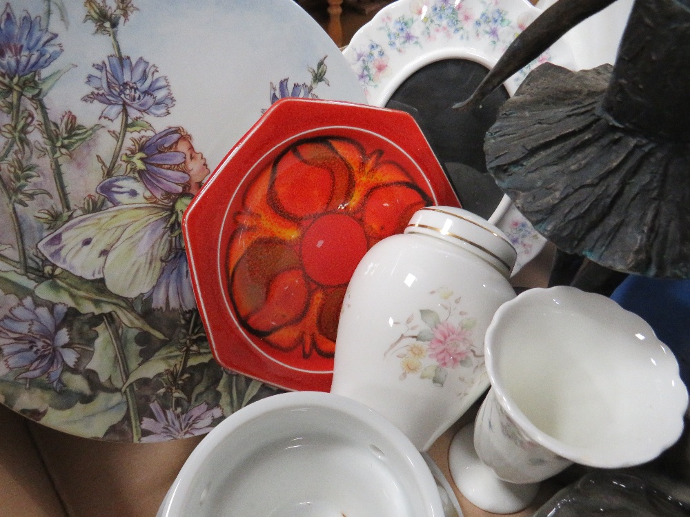 TWO TRAYS OF ASSORTED CERAMICS & GLASSWARE TO INCLUDE POOLE DELPHIS SMALL DISH, ZOLNAY PECS VASE, - Bild 11 aus 11