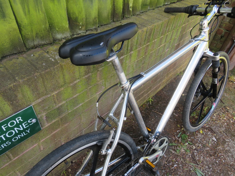 AN ALL ALUMINIUM HYBRID 21 SPEED TREKKING BIKE / BICYCLE - Image 2 of 9