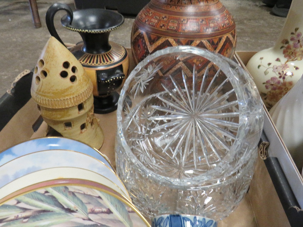 TWO TRAYS OF ASSORTED CERAMICS & GLASSWARE TO INCLUDE POOLE DELPHIS SMALL DISH, ZOLNAY PECS VASE, - Image 8 of 11