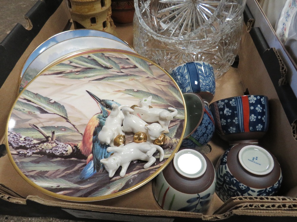 TWO TRAYS OF ASSORTED CERAMICS & GLASSWARE TO INCLUDE POOLE DELPHIS SMALL DISH, ZOLNAY PECS VASE, - Bild 2 aus 11