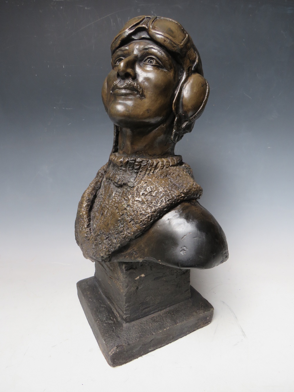 A KEITH LEE SCULPTURE / BUST OF AN RAF PILOT RAISED ON A PLINTH APPROX H 48 CM - Image 3 of 6