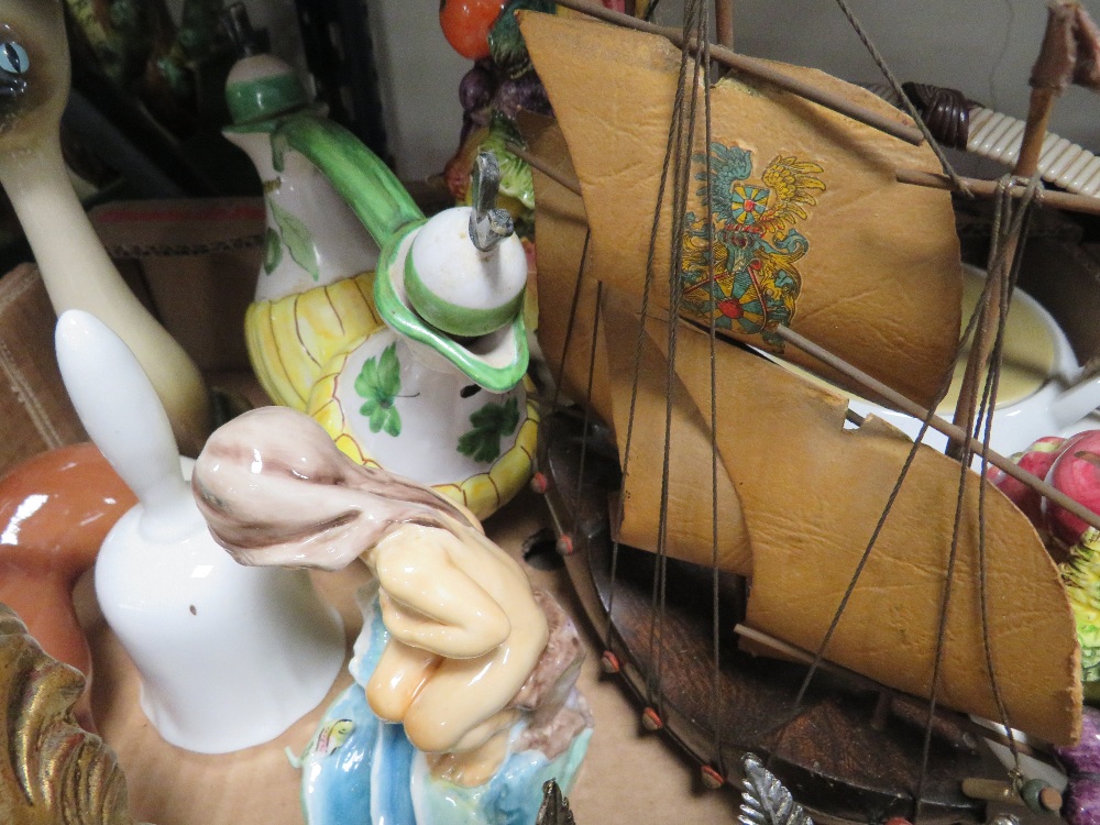 A TRAY OF TREEN TOGETHER WITH A TRAY OF SUNDRIES - Image 3 of 6