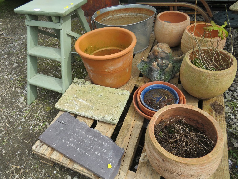 A SELECTION OF GARDEN ITEMS TO INCLUDE TERRACOTTA PLANT POTS, DECORATIVE STEPS, WALL PLAQUES ETC - Image 3 of 3