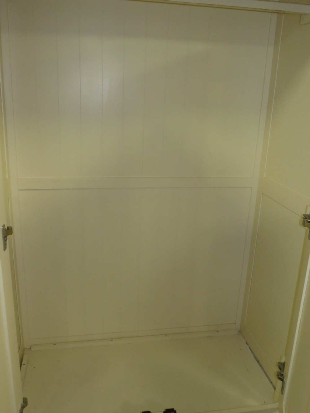 A MODERN CREAM AND OAK DOUBLE WARDROBE WITH DRAWER - Image 4 of 4