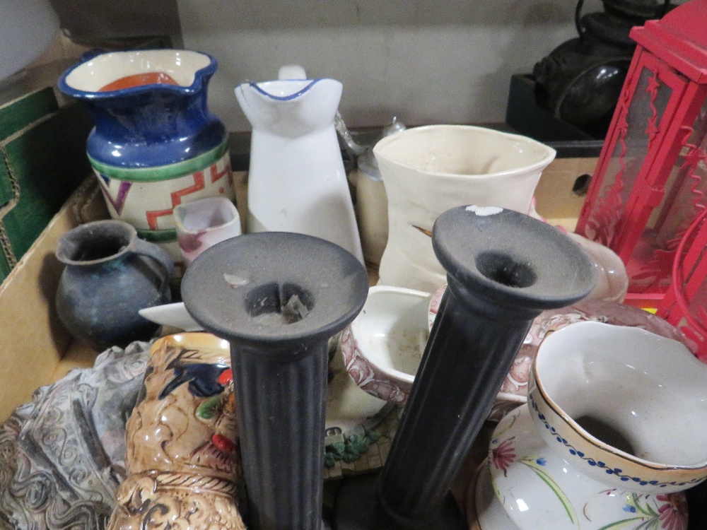 TWO TRAYS OF SUNDRIES TO INCLUDE AN ANTIQUE COACH LANTERN A/F CLOCKS ETC - Image 7 of 7