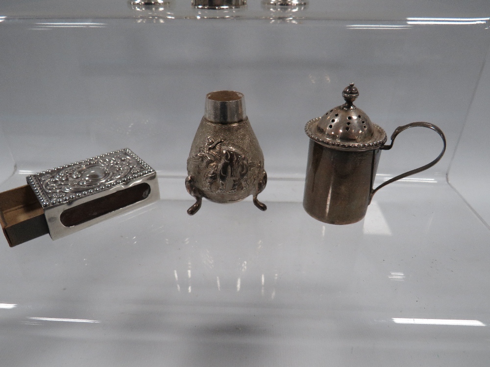 A SELECTION OF HALLMARKED SILVER AND WHITE METAL TO INCLUDE PEPPERETTES - Image 3 of 3