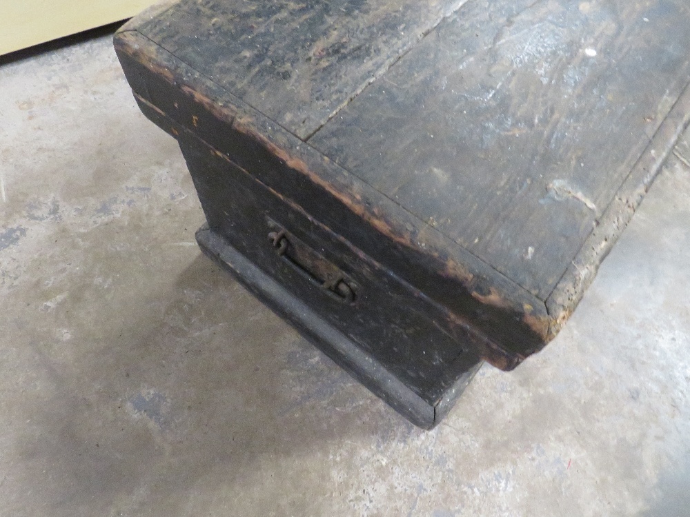 A VINTAGE CARPENTERS WOODEN TRAVEL TOOLBOX AND A TRAY OF CARVING CHISELS - Image 7 of 7