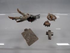 A BAG OF VINTAGE SILVER INGOT, CROSS PENDANT AND WHITE METAL CLAW BROOCH