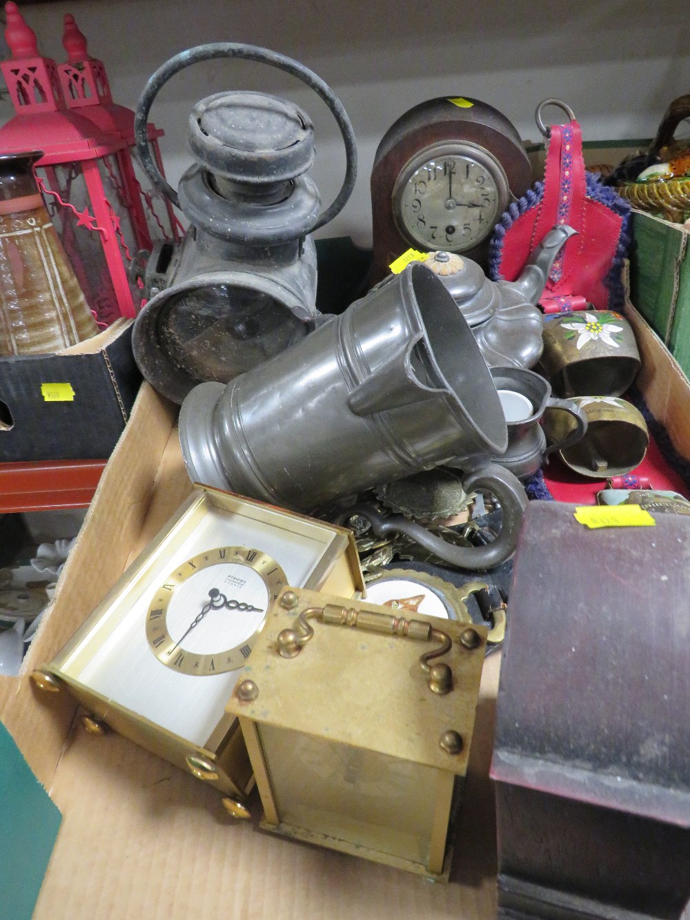 TWO TRAYS OF SUNDRIES TO INCLUDE AN ANTIQUE COACH LANTERN A/F CLOCKS ETC - Image 2 of 7