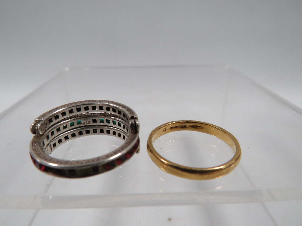 A YELLOW METAL WEDDING BAND HALLMARKED INDISTINCT approx weight 3g TOGETHER WITH A NOVELTY FLIP OVER - Image 3 of 3