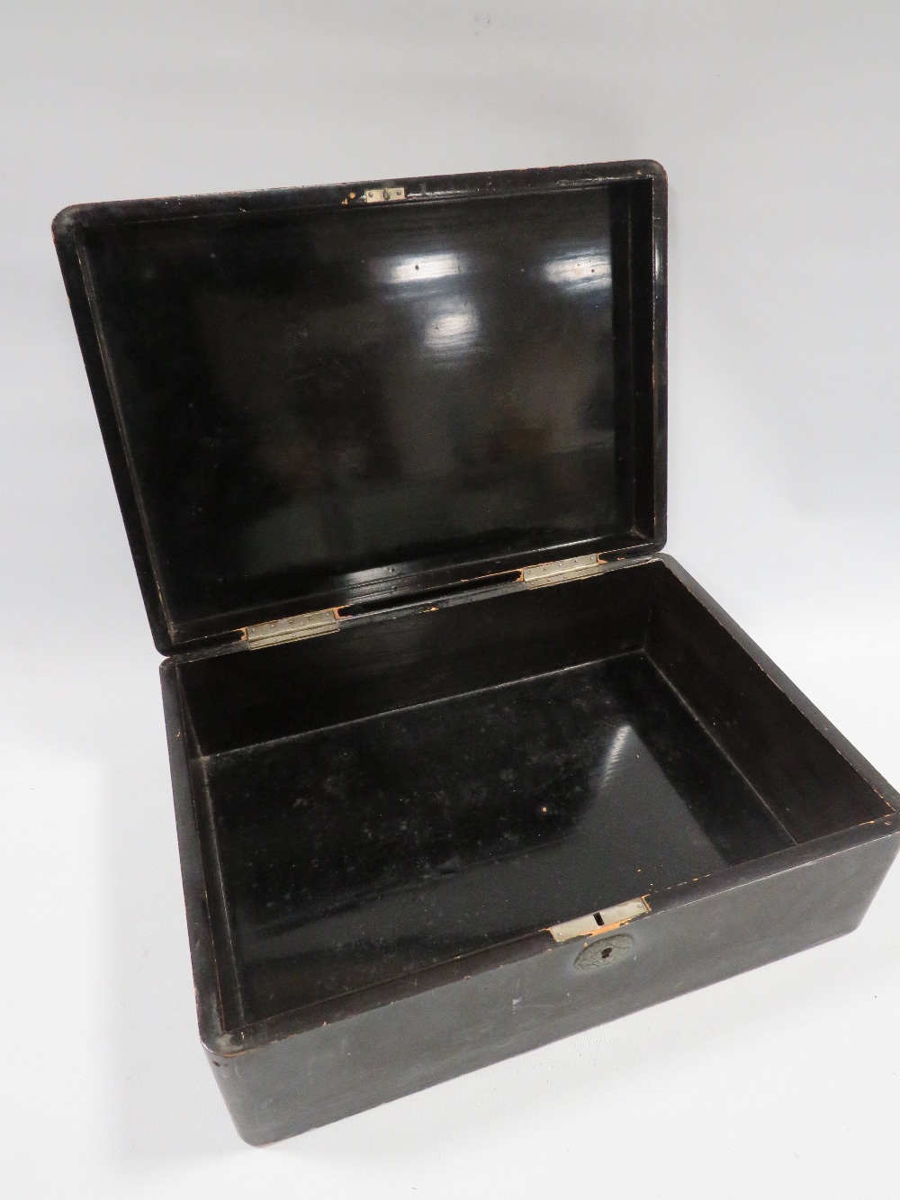 A JAPANESE TYPE BLACK LACQUER BOX A/F - Image 2 of 3