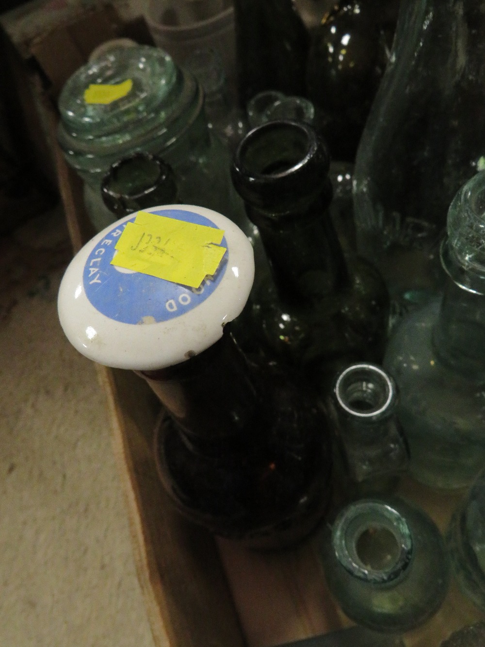 A TRAY OF ANTIQUE AND LATER COLLECTABLE GLASS BOTTLES, STONEWARE BOTTLES ETC - Image 5 of 5
