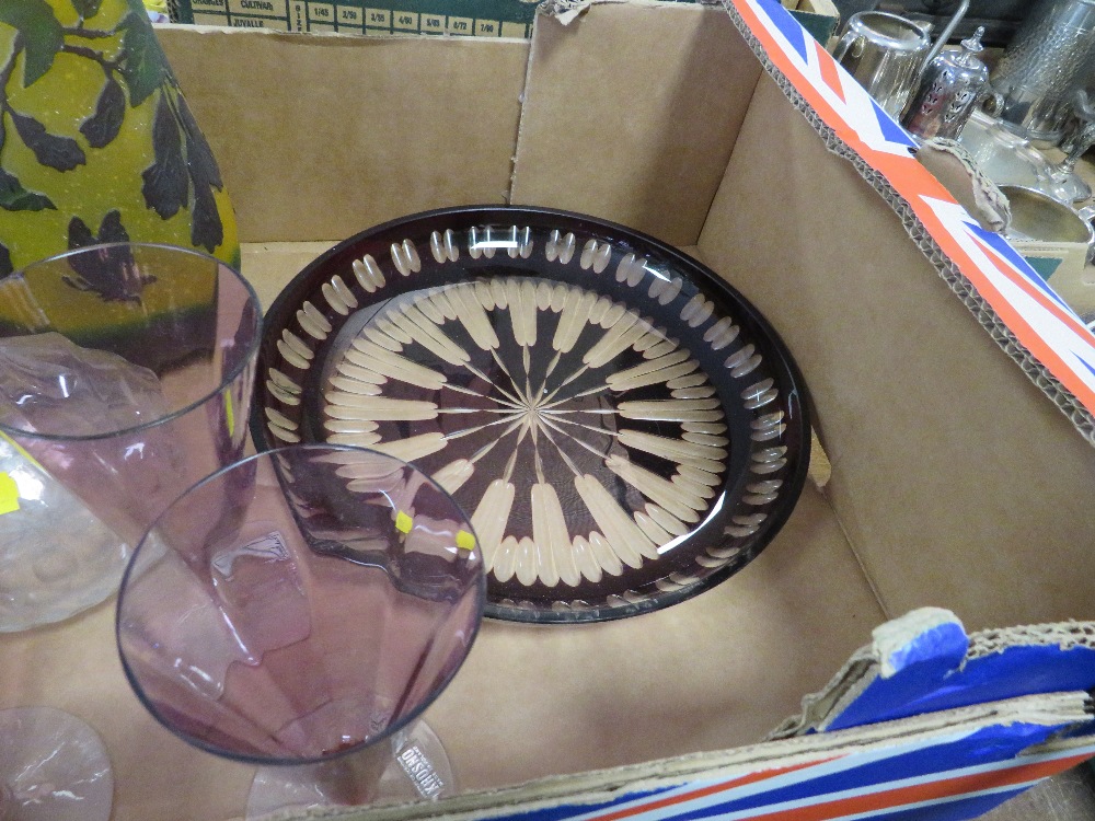 A TRAY OF ASSORTED GLASSWARE TO INCLUDE DECANTERS ETC - Image 2 of 2