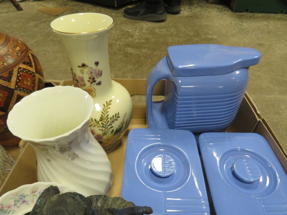 TWO TRAYS OF ASSORTED CERAMICS & GLASSWARE TO INCLUDE POOLE DELPHIS SMALL DISH, ZOLNAY PECS VASE, - Image 6 of 11