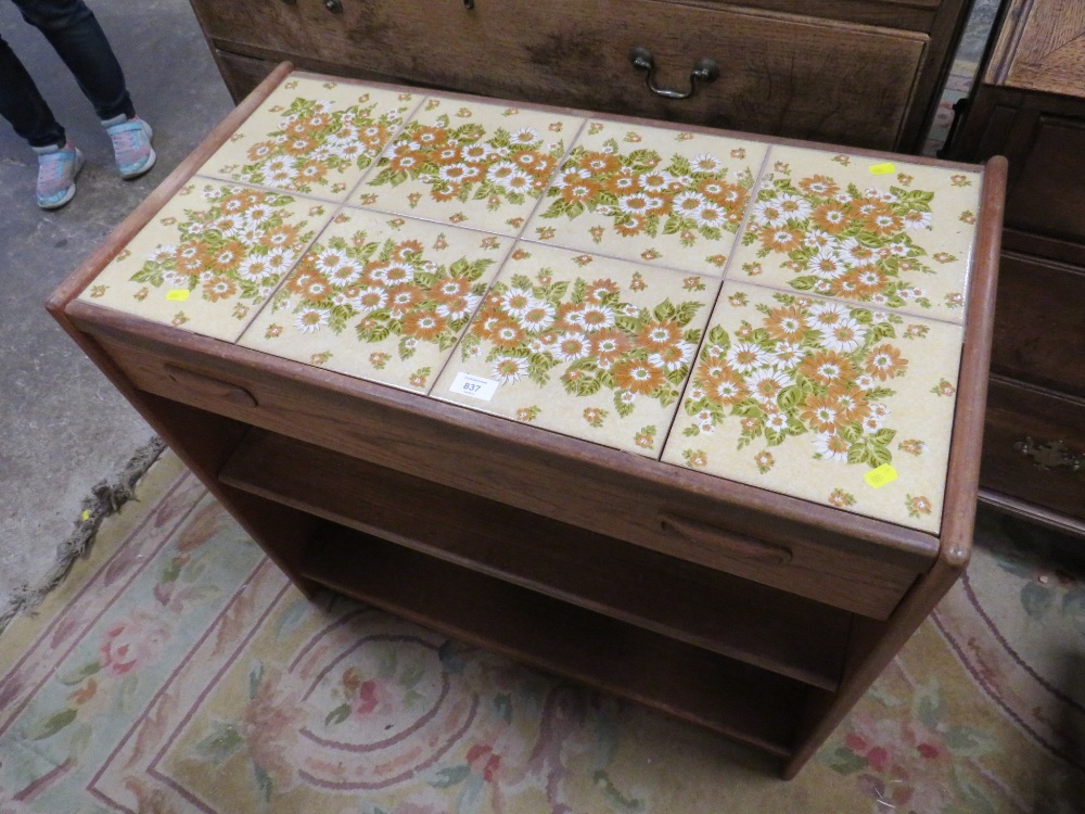 A MID CENTURY G-PLAN TEAK TILE TOP TABLE UNIT W-85 CM - Image 2 of 4