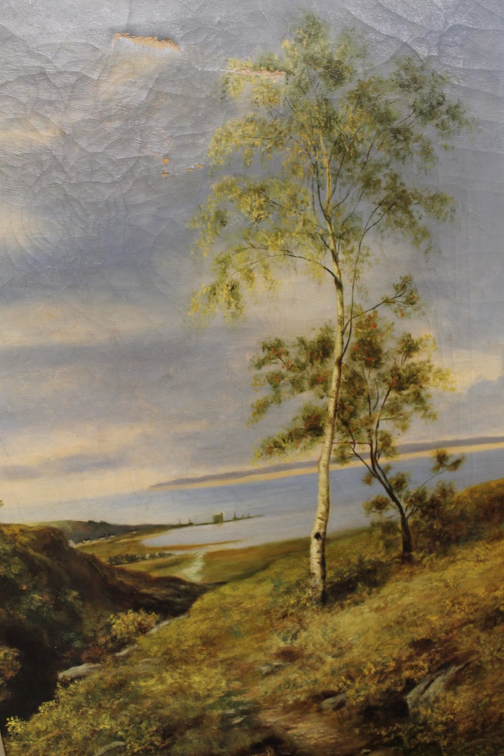 AN OIL ON CANVAS DEPICTING A COASTAL VIEW, WITH A BAMBOO FRAMED MIRROR AND A BOX OF ASSORTED - Bild 2 aus 2