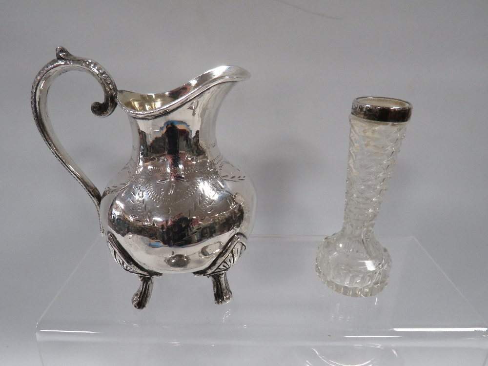 A SMALL HALLMARKED SILVER RIMMED GLASS BUD VASE TOGETHER WITH A SILVER PLATED JUG ETC - Image 2 of 5