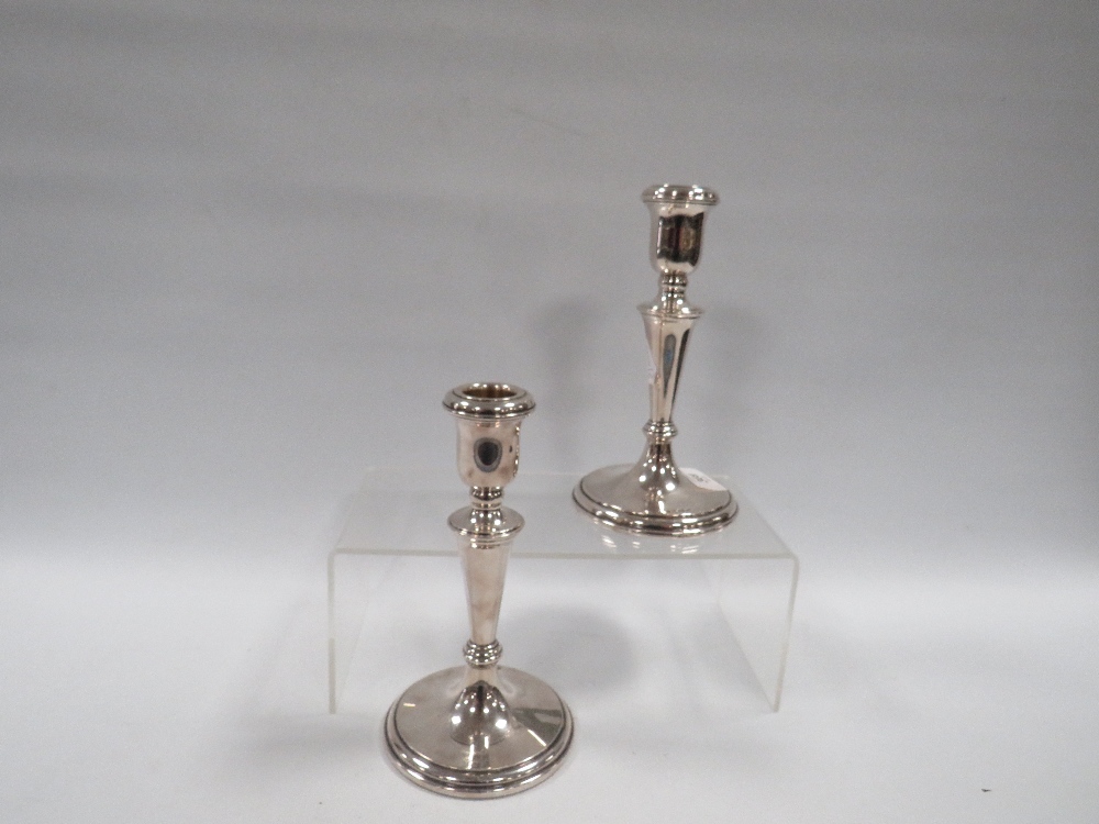 A GOOD PAIR OF WEIGHTED HALLMARKED SILVER CANDLESTICKS H 17 CM - Image 2 of 3