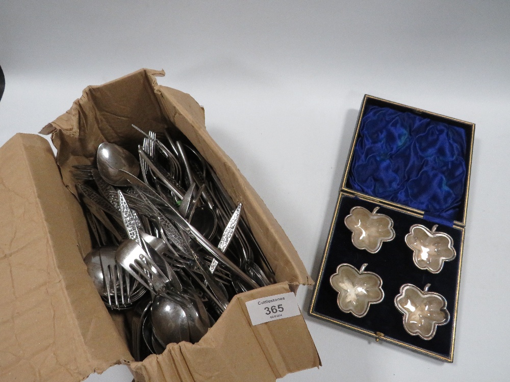 A BOX OF DESIGNER VINERS CUTLERY TOGETHER WITH A BOXED SET OF FOUR NOVELTY CLOVER SHAPED SALTS