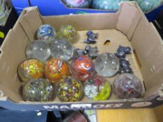 A TRAY OF ASSORTED GLASS PAPERWEIGHTS ETC