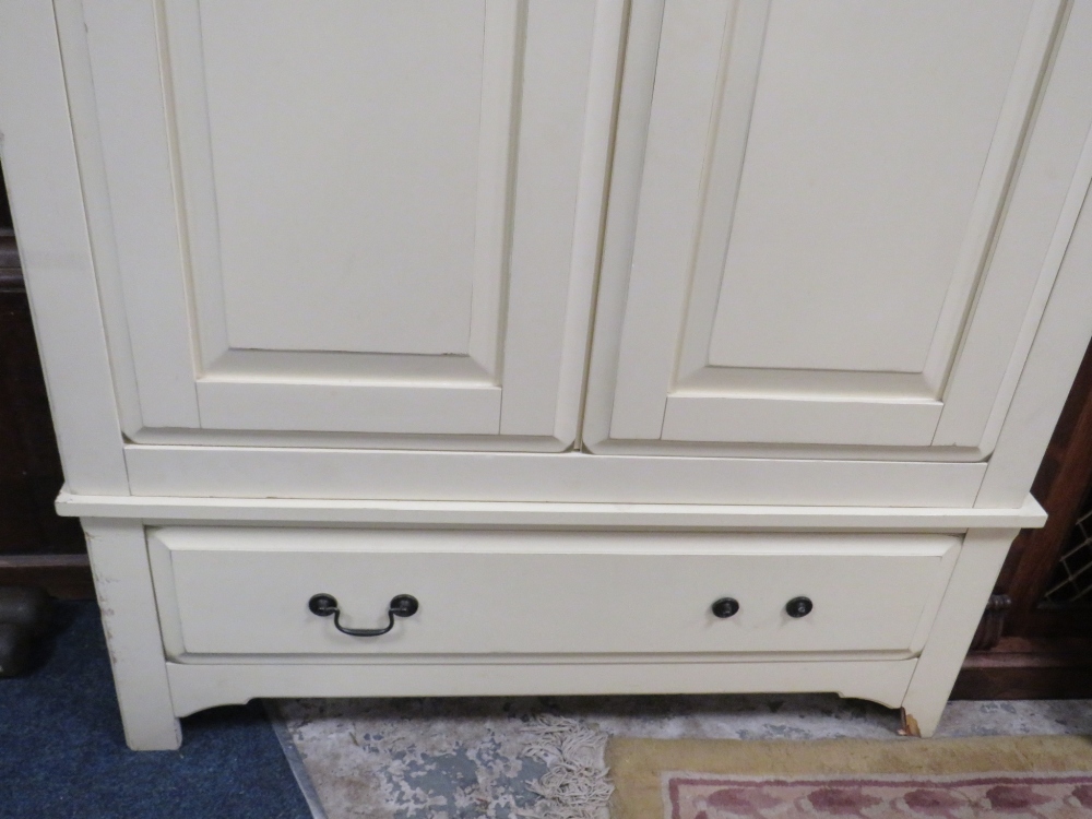 A MODERN CREAM AND OAK DOUBLE WARDROBE WITH DRAWER - Image 3 of 4