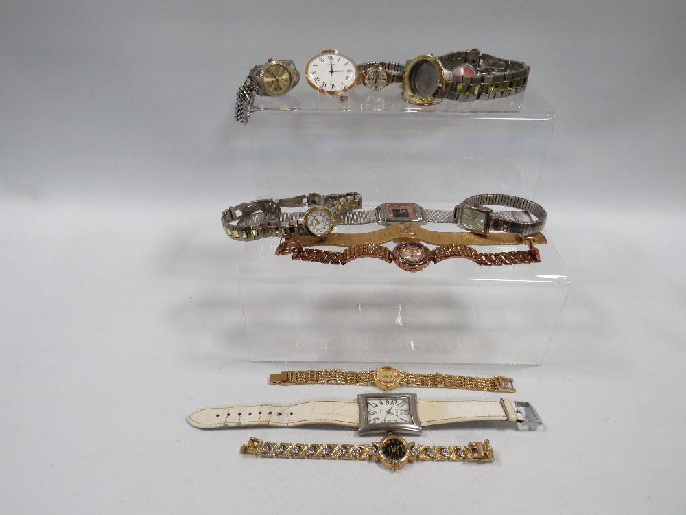 A TRAY OF ASSORTED WRIST WATCHES TO INCLUDE A VINTAGE INGERSOLL PILOTS STYLE WATCH - Image 5 of 5