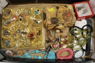 TRAY OF JEWELLERY INCLUDING BROOCHES, RINGS, NECKLACE ETC