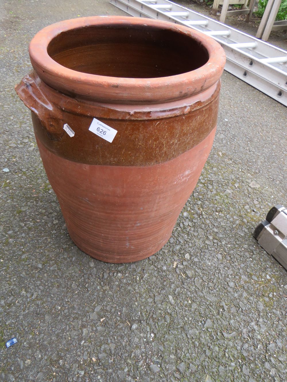 A LARGE TERRACOTTA GARDEN URN / PLANTER