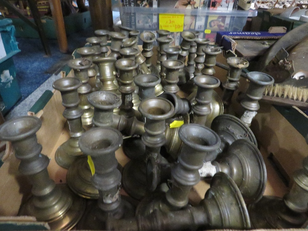 A TRAY OF ASSORTED GUILT METAL CANDLESTICKS