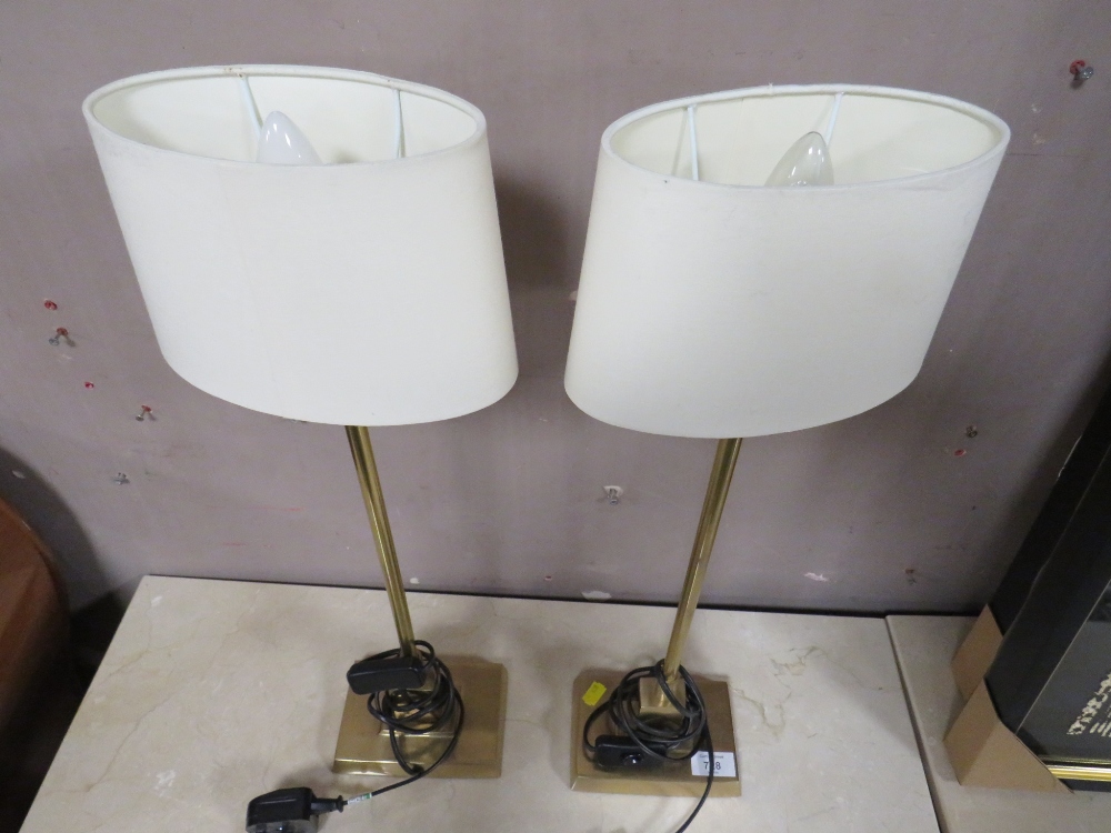 A PAIR OF MODERN TABLE LAMPS WITH SHADES - Image 3 of 4