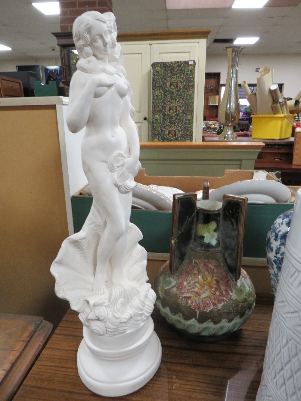 A WHITE PLASTER FIGURINE OF VENUS TOGETHER WITH THREE DECORATIVE VASES TO INCLUDE A MODERN - Image 2 of 6