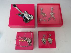 A BUTLER AND WILSON GUITAR BROOCH, L 11.5 cm, together with three items of skull theme jewellery
