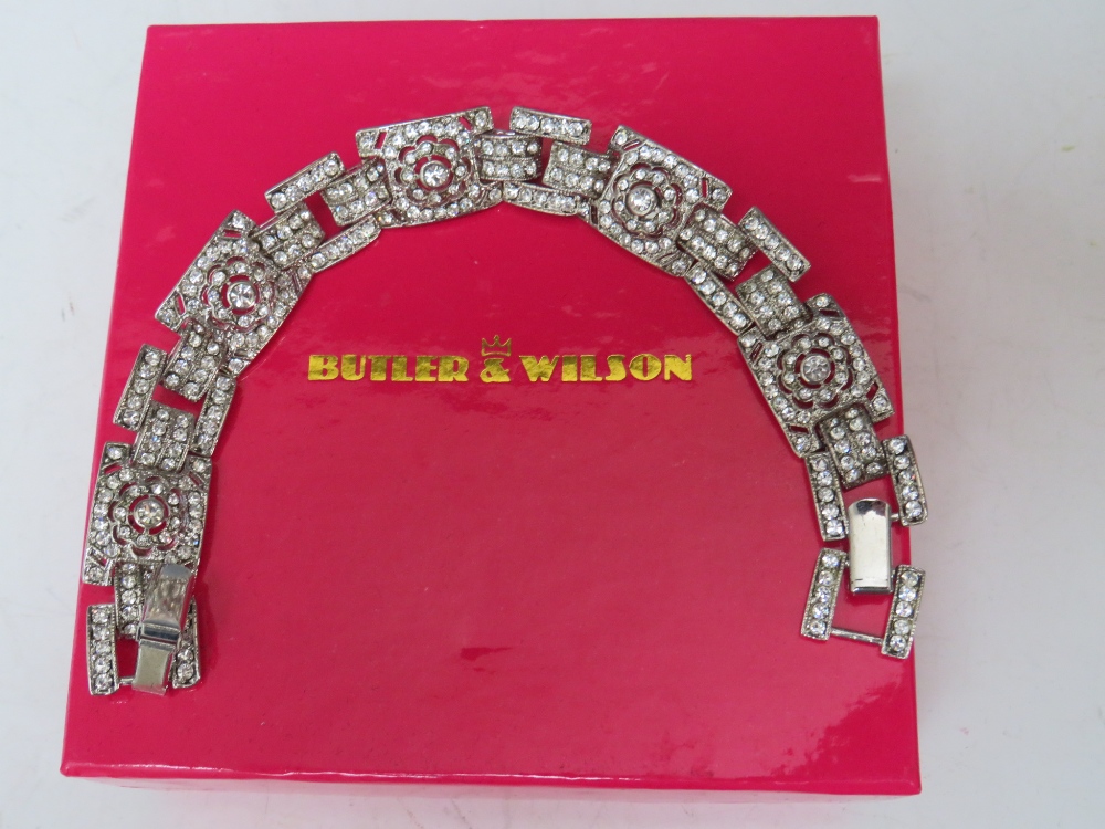 A SELECTION OF BUTLER AND WILSON JEWELLERY, to include a dragonfly brooch - W 6.5 cm, a butterfly - Image 5 of 5