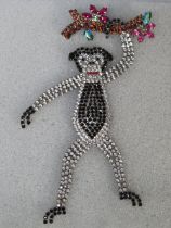 A LARGE BUTLER AND WILSON RETICULATED MONKEY BROOCH, depicting a monkey hanging from a branch,