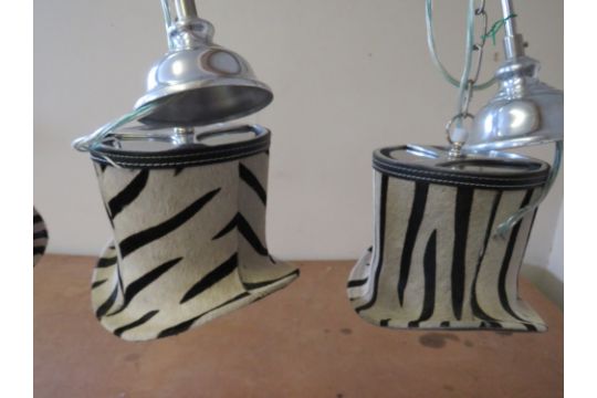 A SET OF FOUR UNUSUAL DESIGNER ZEBRA PATTERN TOP HAT PENDANT LIGHTS, in chrome and faux zebra fur - Image 6 of 7