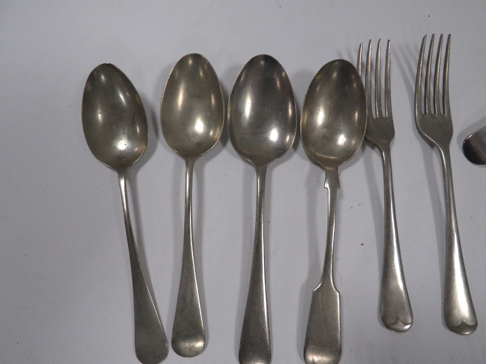 A QUANTITY OF ASSORTED FLATWARE TO INCLUDE A PAIR OF EARLY VICTORIAN HALLMARKED SILVER FIDDLE - Image 6 of 6