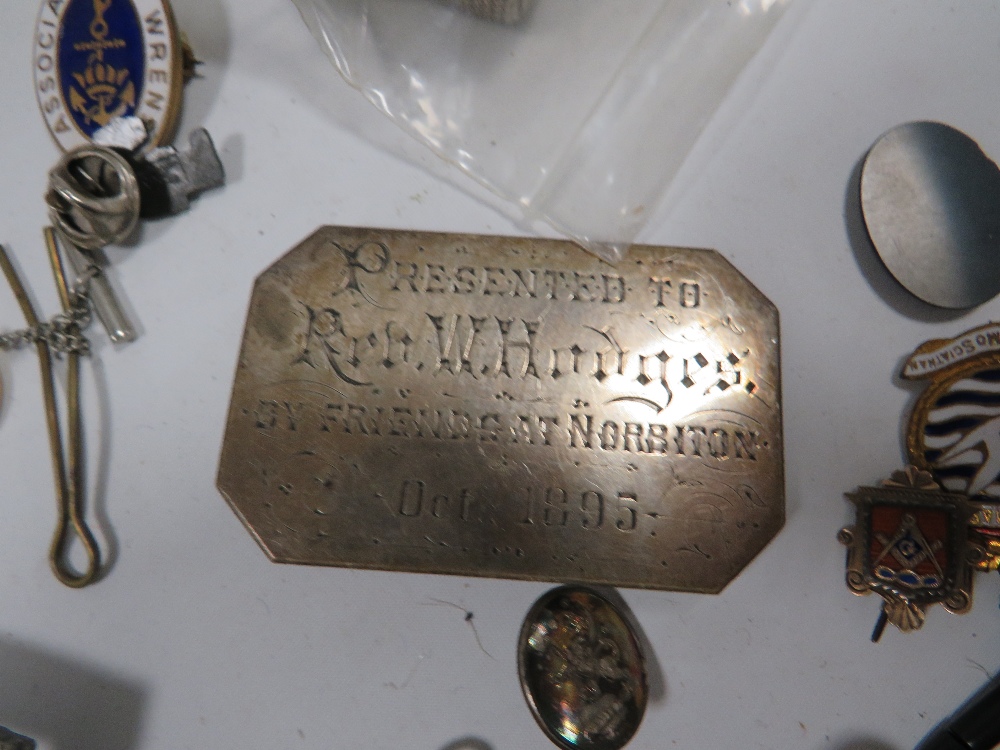 A SMALL TRAY OF COLLECTABLE'S TO INCLUDE WAX SEALS, MASONIC MEDAL ETC - Image 3 of 5